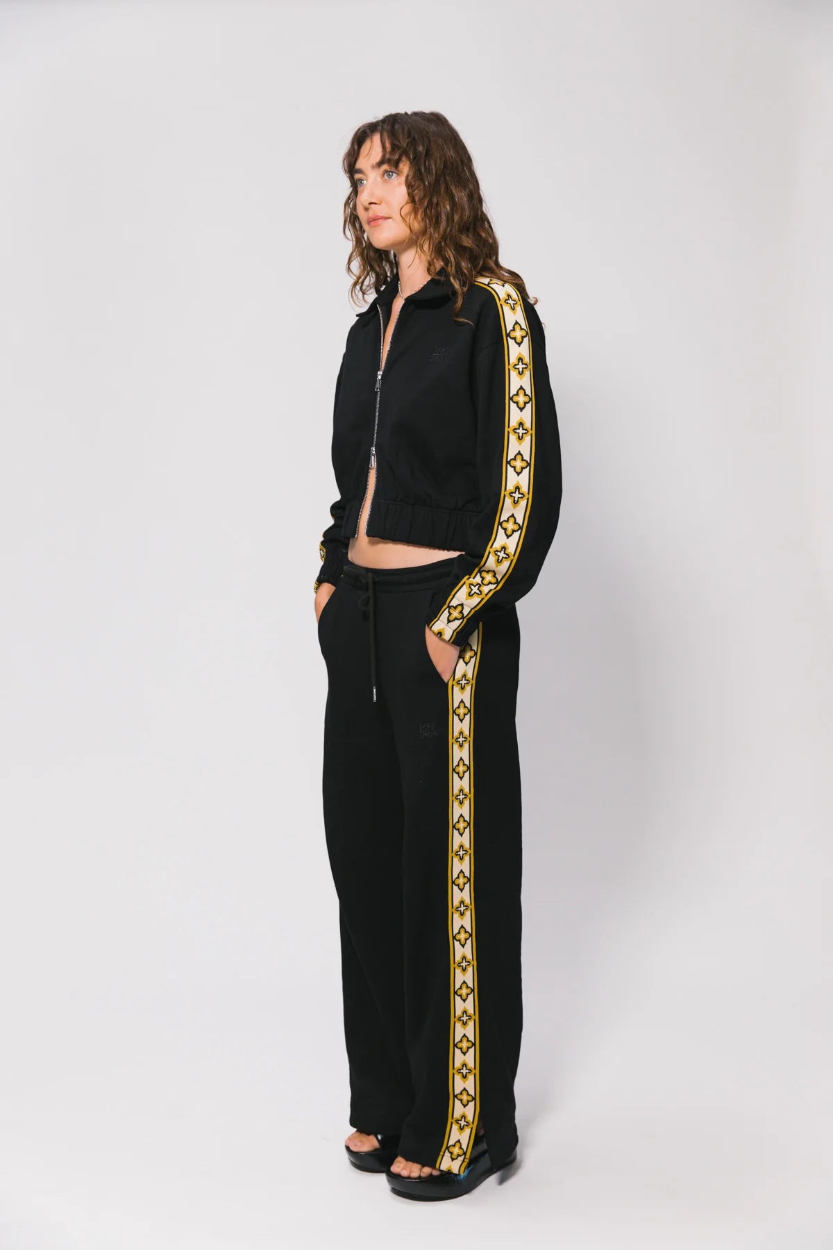 Diamond Motif Track Set